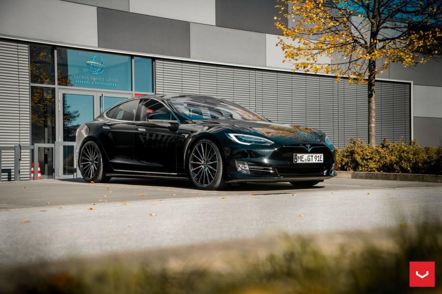  Tesla Model S on Vossen Wheels (VFS-2) 2018 года  (фото 1 из 43)